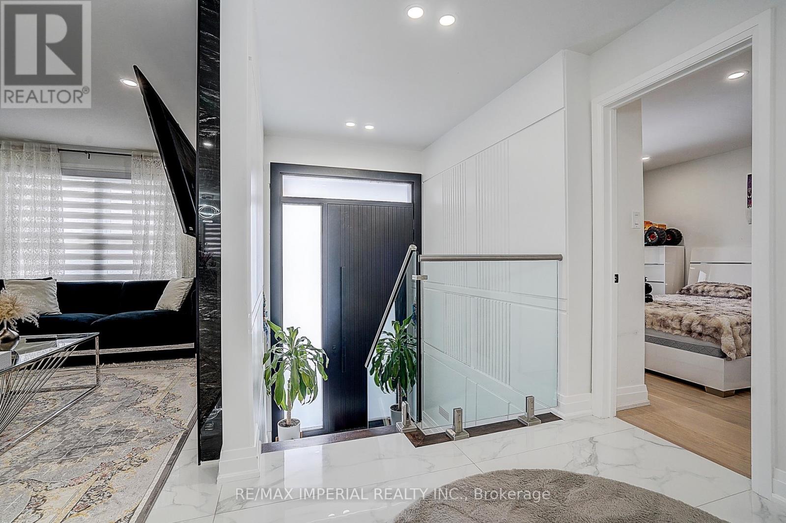 332 Dixon Boulevard, Newmarket, Ontario  L3Y 4V6 - Photo 6 - N12562774