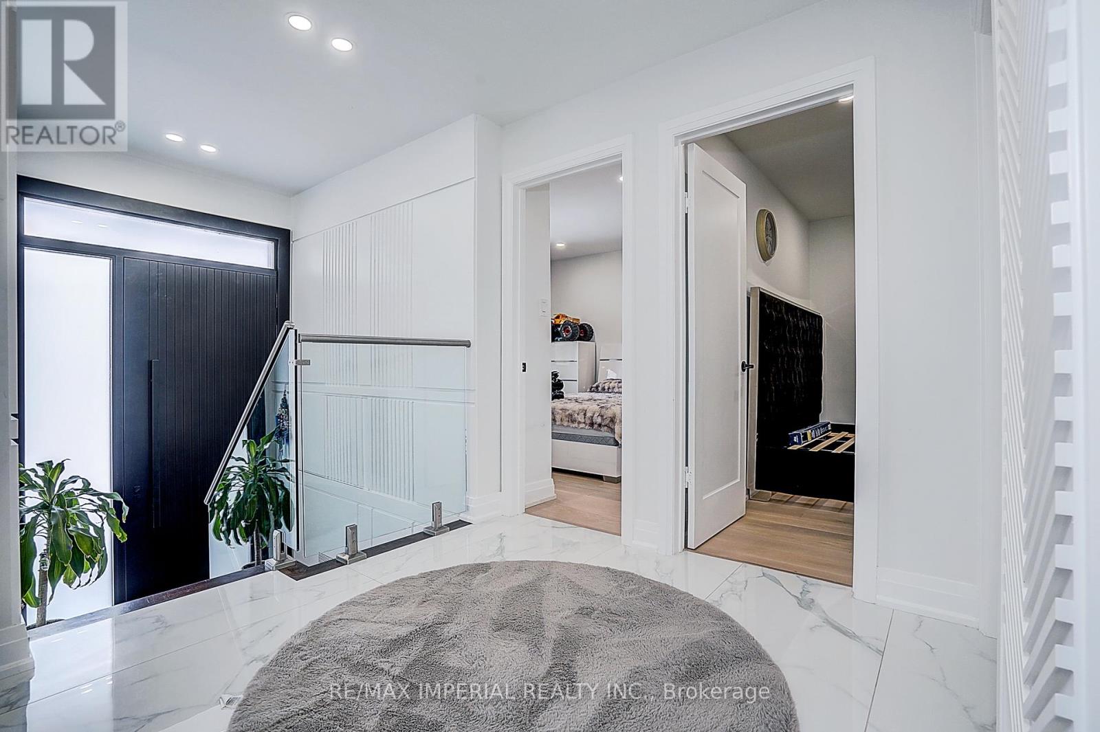 332 Dixon Boulevard, Newmarket, Ontario  L3Y 4V6 - Photo 7 - N12562774