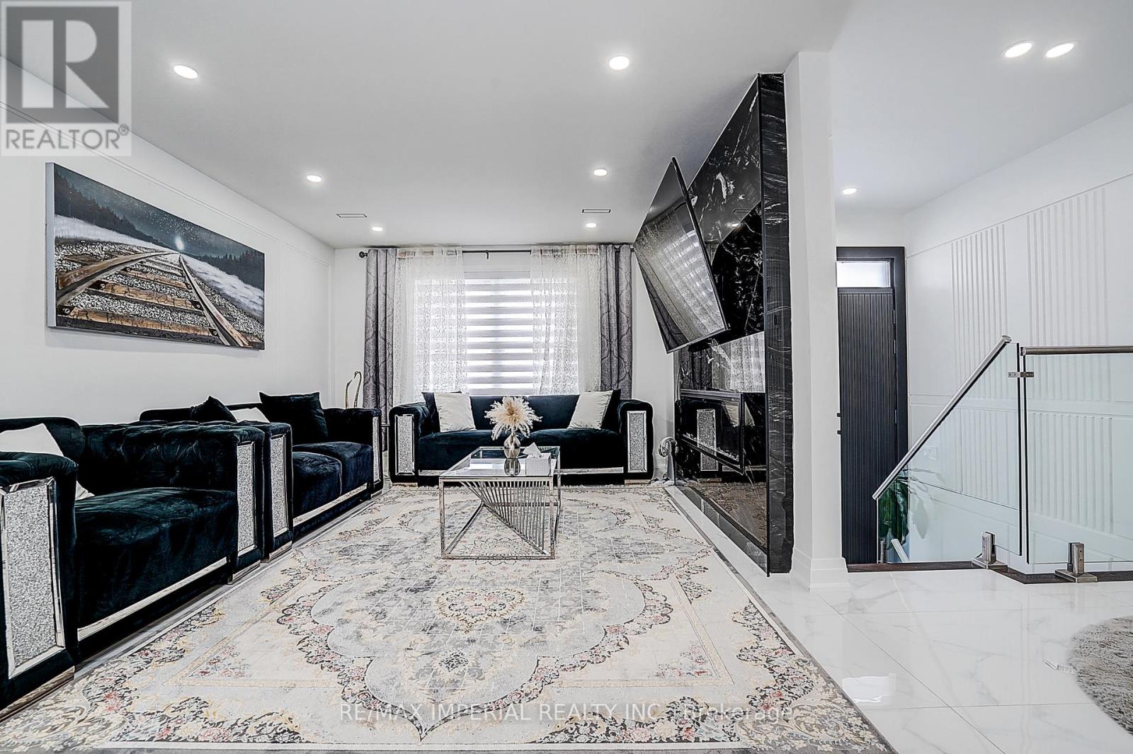 332 Dixon Boulevard, Newmarket, Ontario  L3Y 4V6 - Photo 8 - N12562774