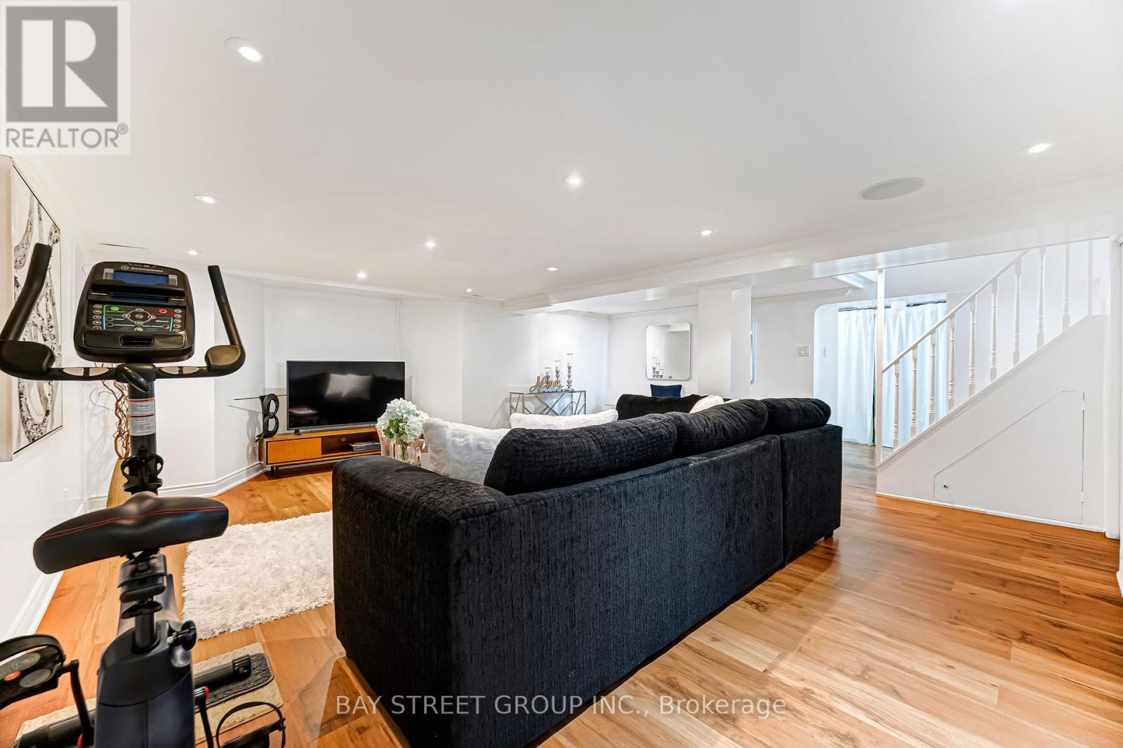 136 Humbercrest Boulevard, Toronto, Ontario  M6S 4L3 - Photo 34 - W12562634