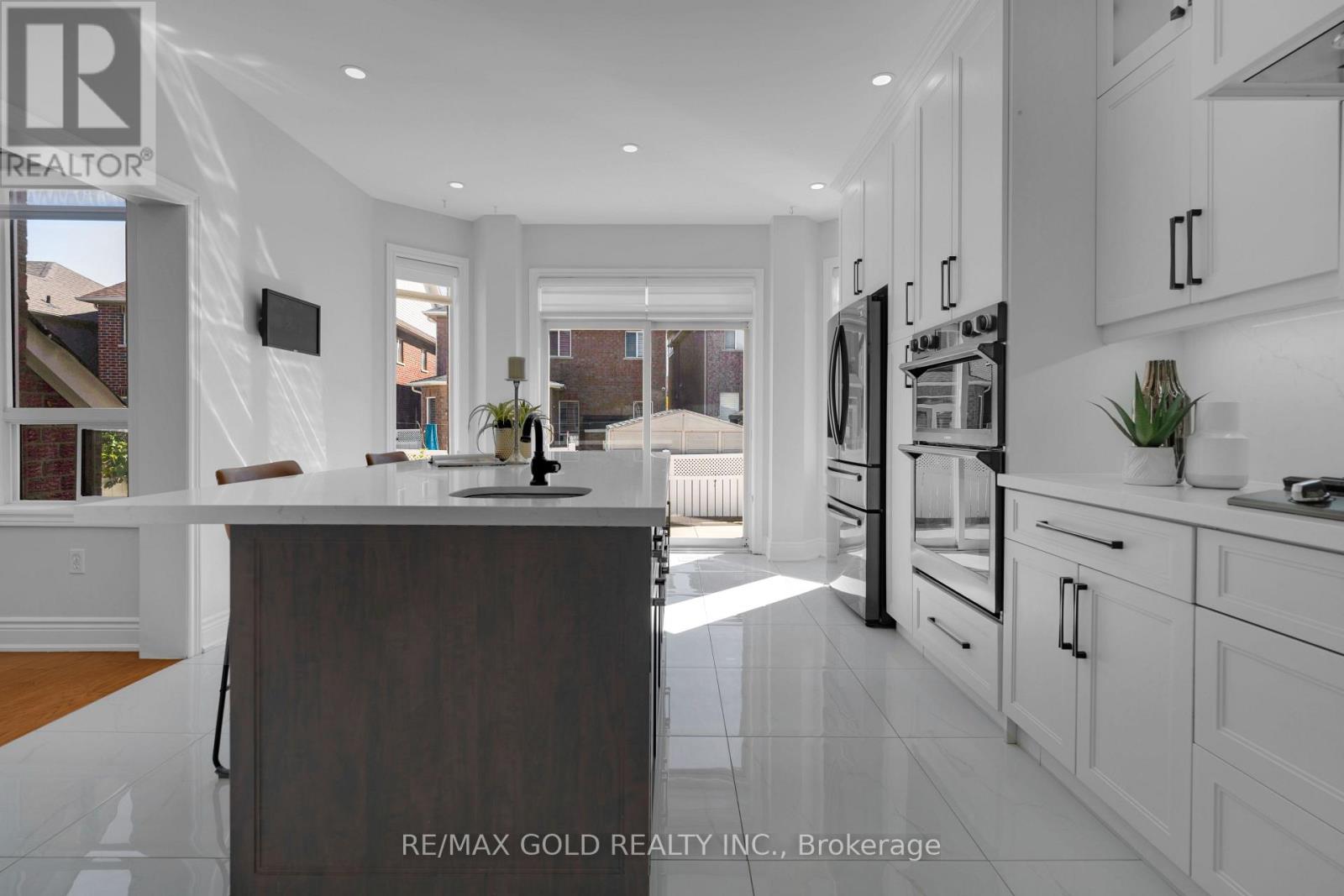 48 Fountainview Way, Brampton, Ontario  L6S 6K6 - Photo 19 - W12562638