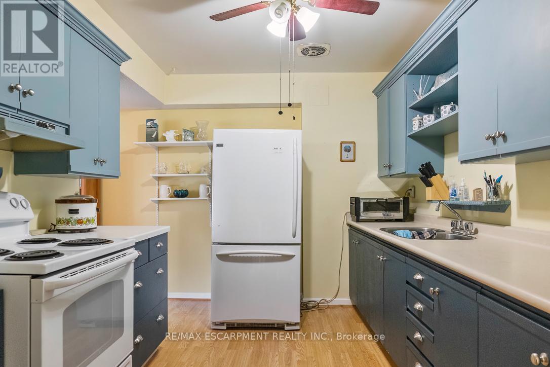 805 - 15 Elizabeth Street N, Mississauga, Ontario  L5G 2Z3 - Photo 17 - W12562640