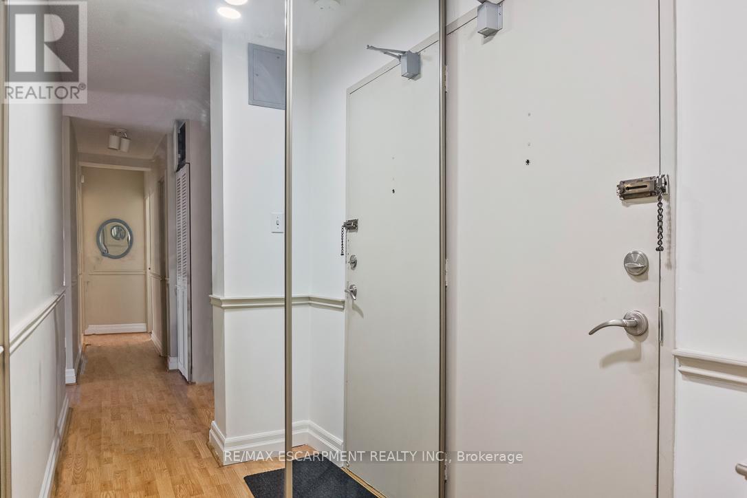 805 - 15 Elizabeth Street N, Mississauga, Ontario  L5G 2Z3 - Photo 3 - W12562640