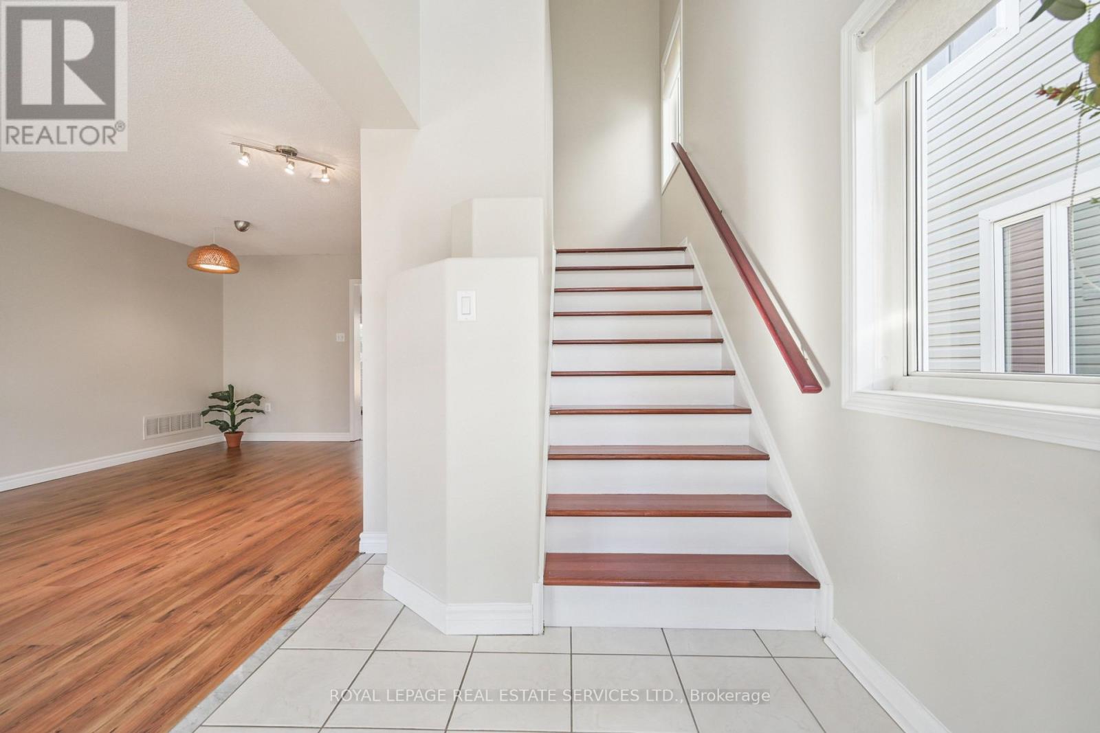 5025 Marjan Lane, Burlington, Ontario  L7L 6H9 - Photo 4 - W12562788