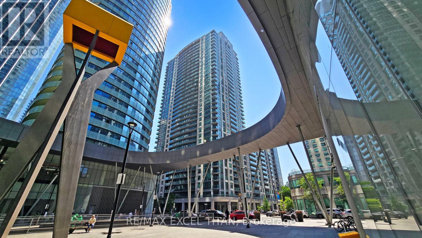 2006 - 19 GRAND TRUNK CRESCENT, Toronto, Ontario