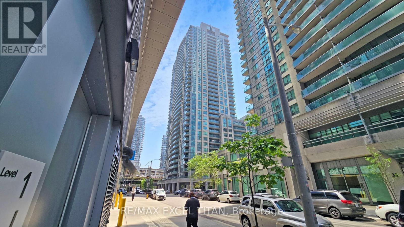 2006 - 19 Grand Trunk Crescent, Toronto, Ontario  M5J 3A3 - Photo 2 - C12562918