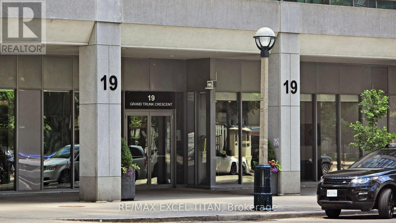 2006 - 19 Grand Trunk Crescent, Toronto, Ontario  M5J 3A3 - Photo 3 - C12562918