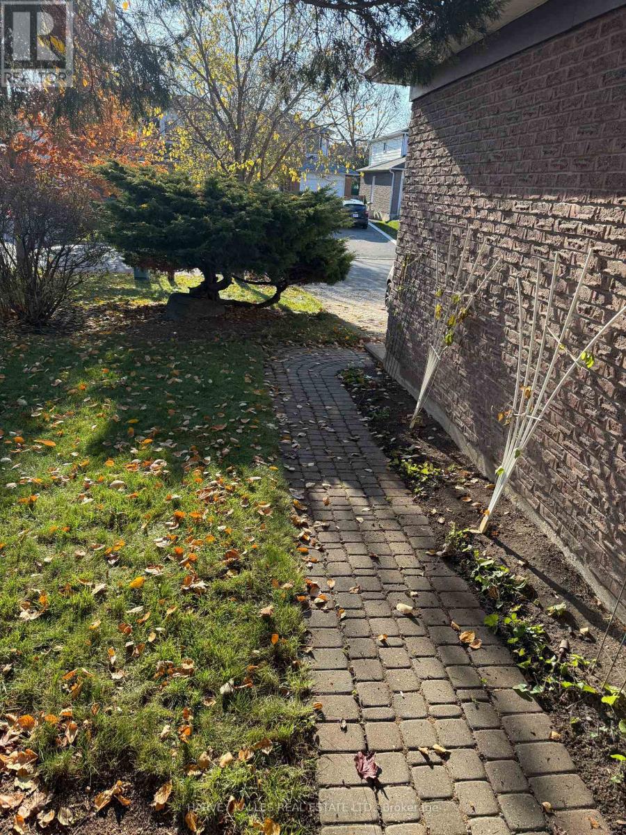 62 Dersingham Crescent, Markham, Ontario  L3T 4E8 - Photo 12 - N12562662