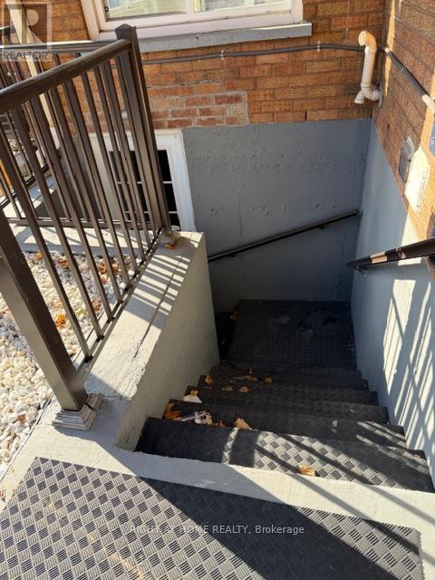 Legal Basement Apartment - 2330 Credit Valley Road, Mississauga, Ontario  L5M 4C9 - Photo 12 - W12551430