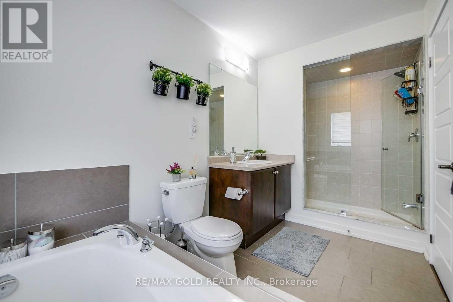 136 Golden Springs Drive, Brampton, Ontario  L7A 0C7 - Photo 10 - W12562886