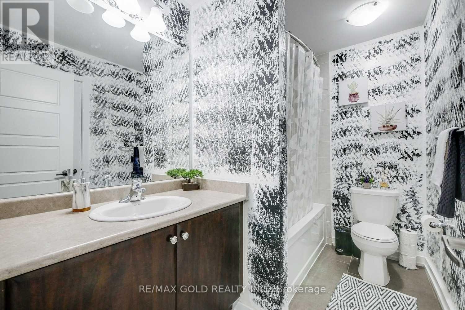 136 Golden Springs Drive, Brampton, Ontario  L7A 0C7 - Photo 12 - W12562886