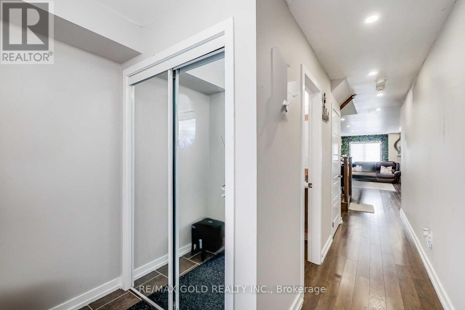 136 Golden Springs Drive, Brampton, Ontario  L7A 0C7 - Photo 2 - W12562886