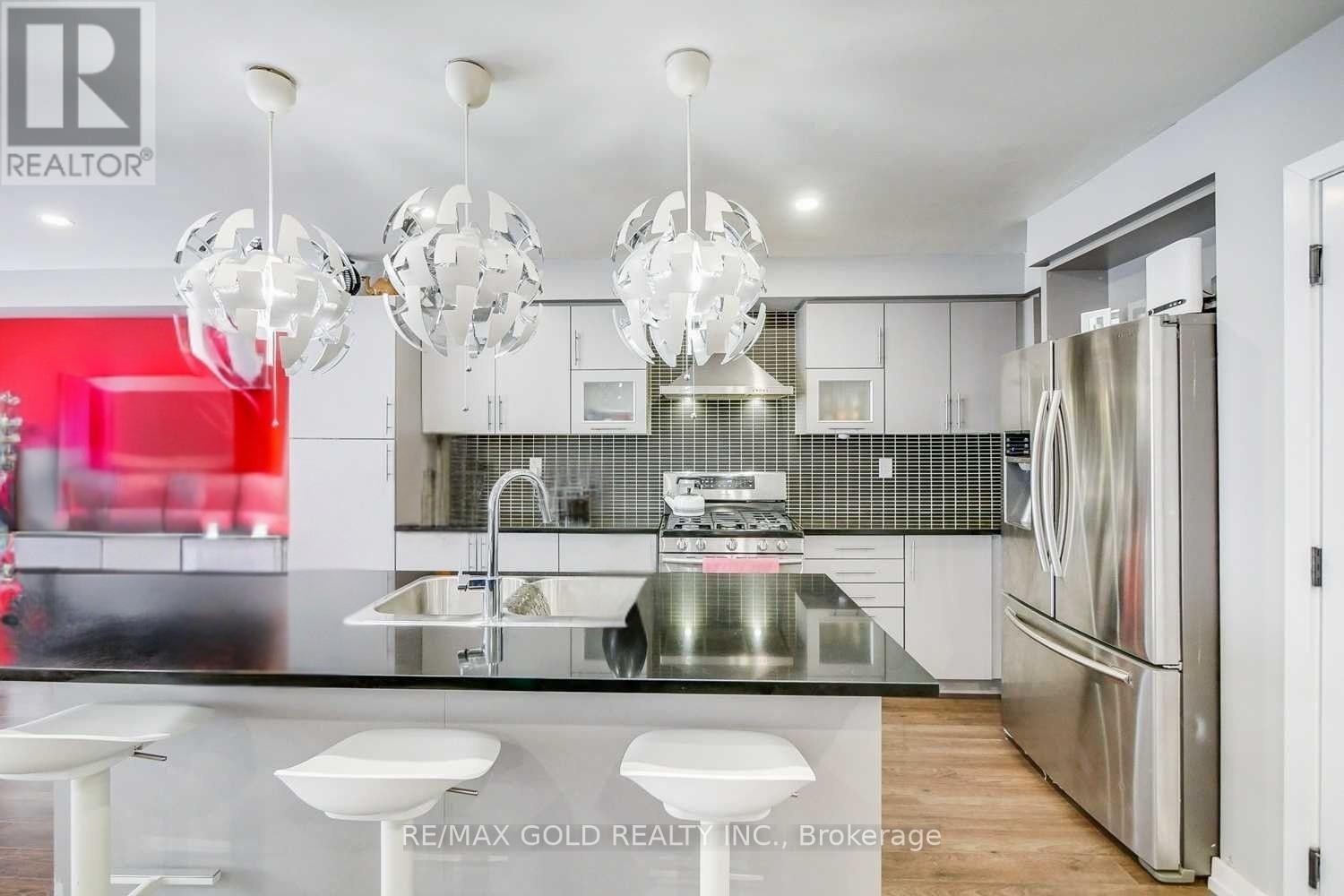 136 Golden Springs Drive, Brampton, Ontario  L7A 0C7 - Photo 4 - W12562886