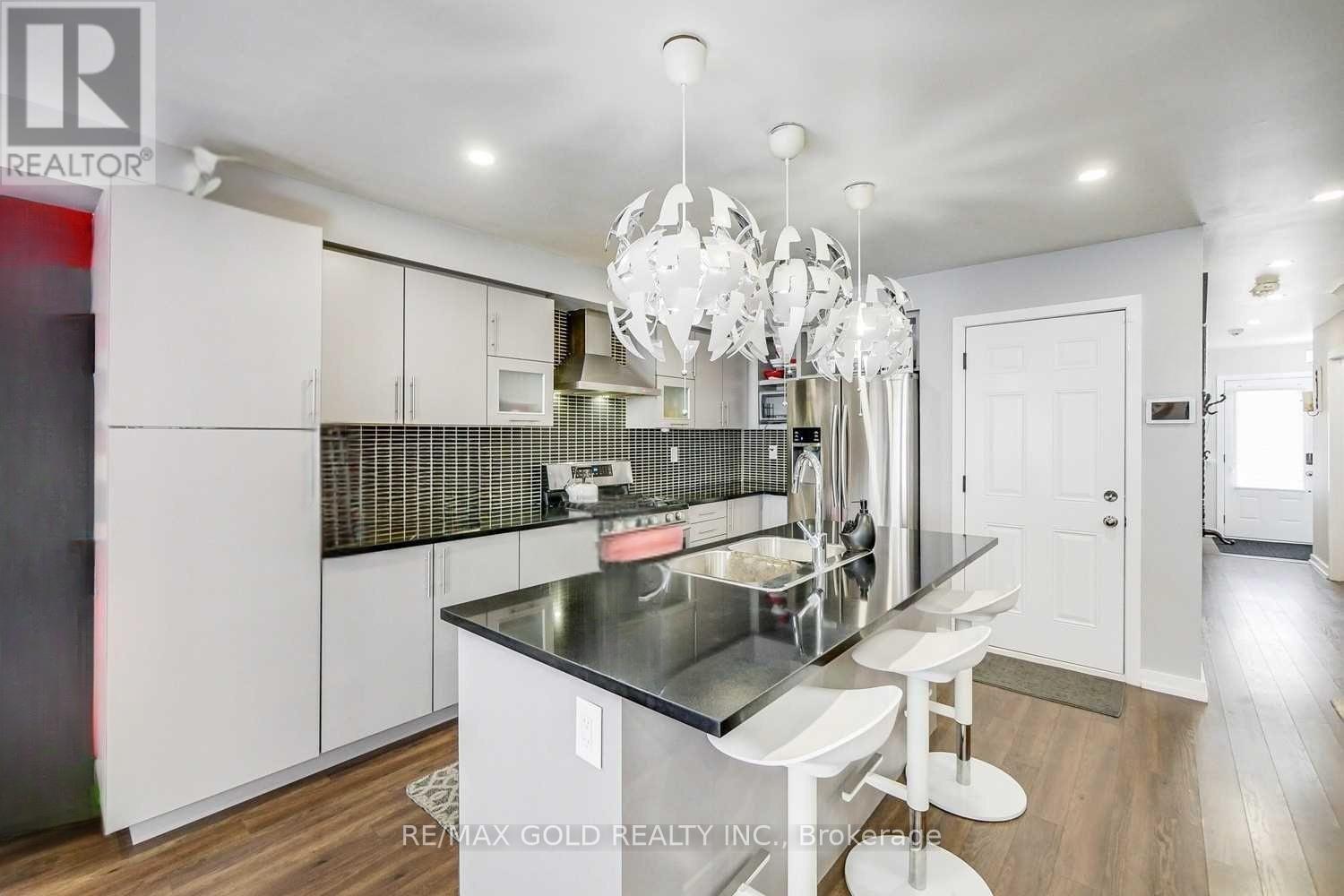 136 Golden Springs Drive, Brampton, Ontario  L7A 0C7 - Photo 5 - W12562886