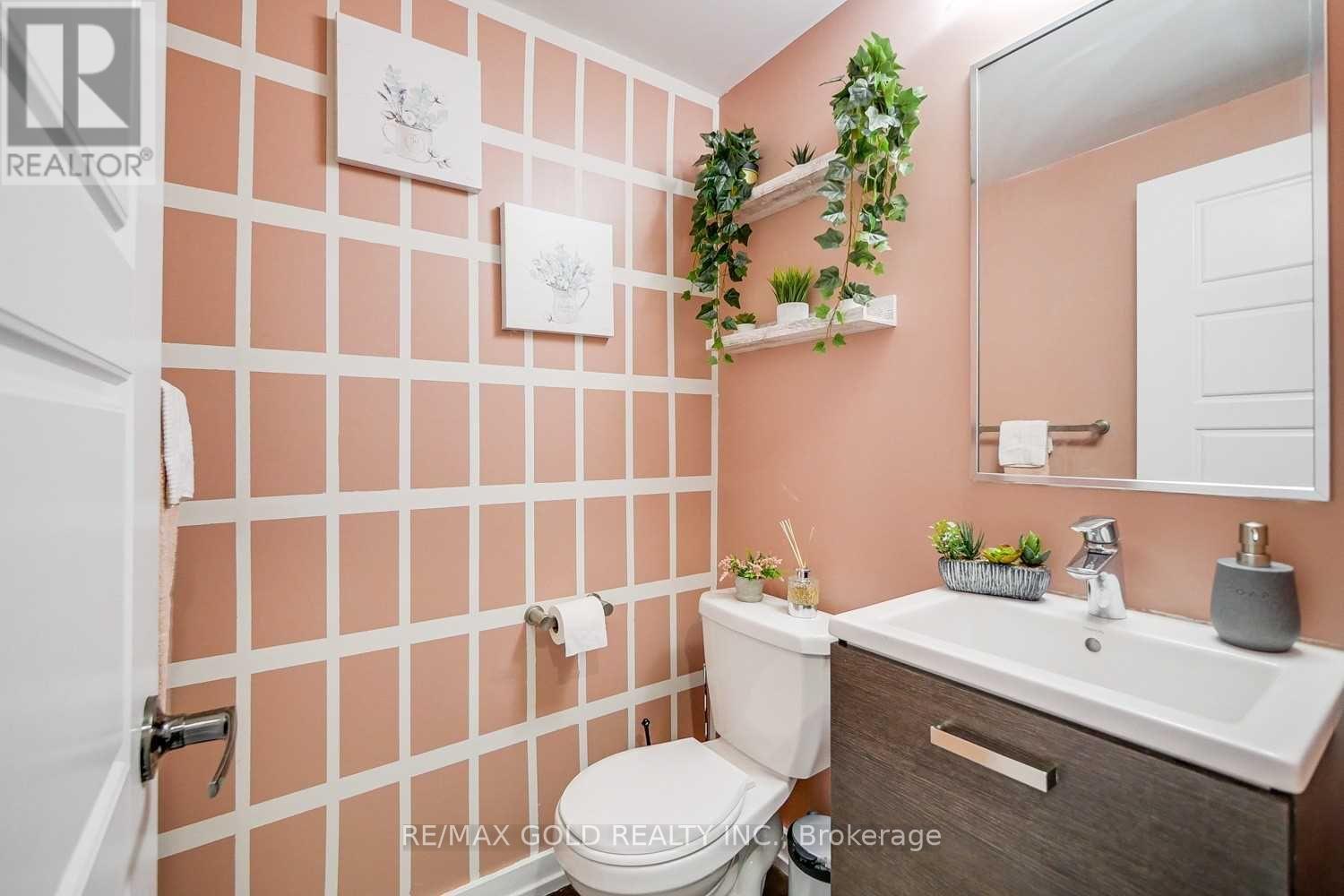 136 Golden Springs Drive, Brampton, Ontario  L7A 0C7 - Photo 8 - W12562886