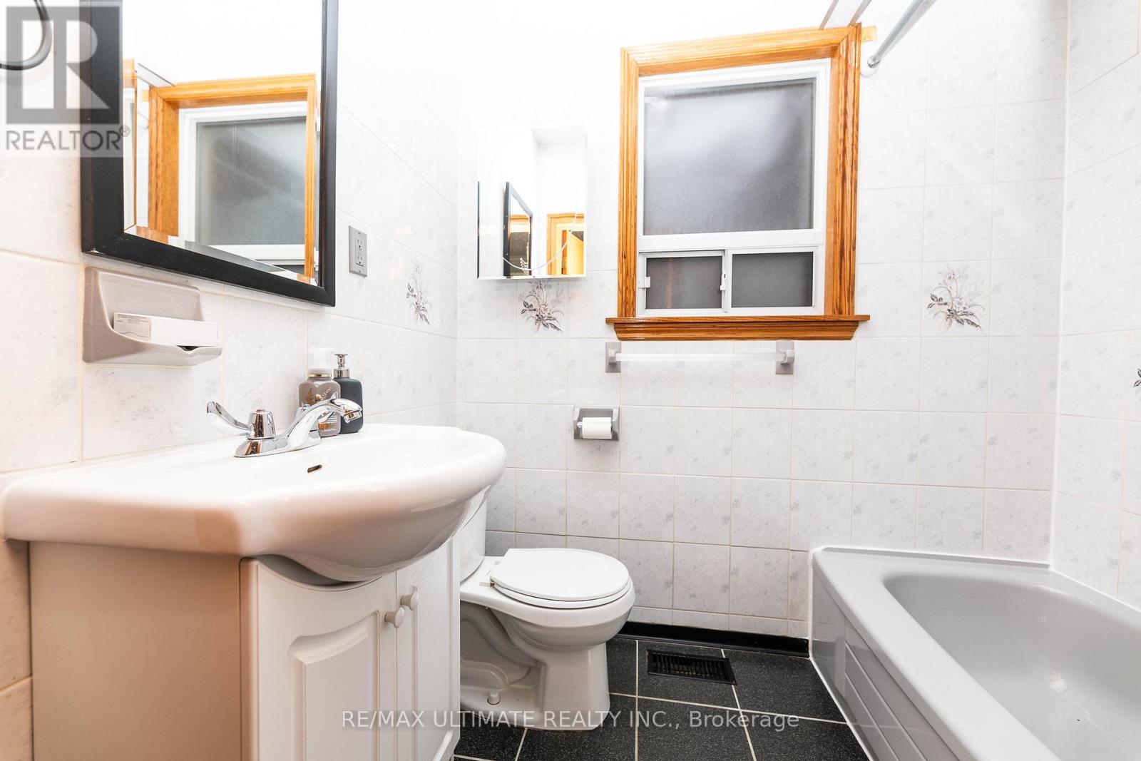 Main - 448 Salem Avenue N, Toronto, Ontario  M6H 3C9 - Photo 12 - W12562924