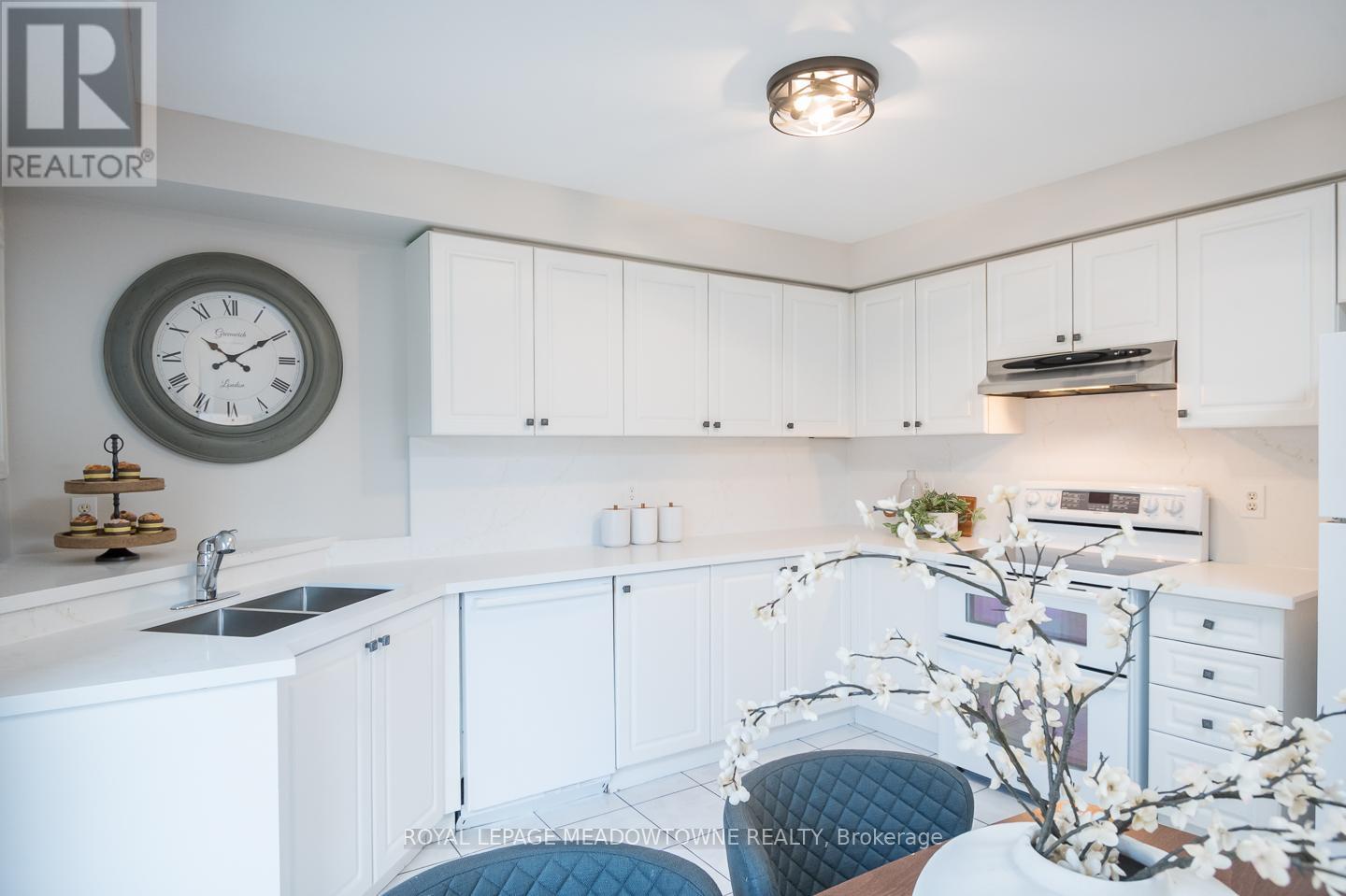 1215 Newell Street, Milton, Ontario L9T 5R5 - Photo 16 - W12562926