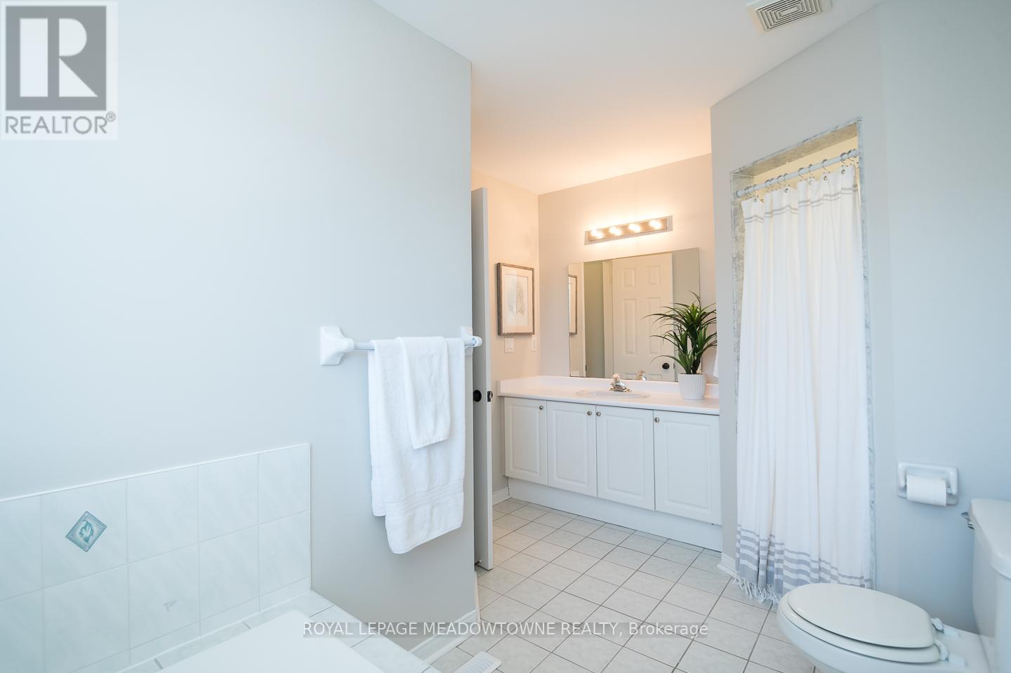 1215 Newell Street, Milton, Ontario L9T 5R5 - Photo 25 - W12562926