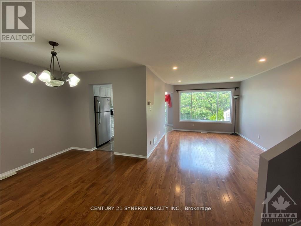 11 Landover Crescent, Ottawa, Ontario  K2M 2W3 - Photo 4 - X12563134
