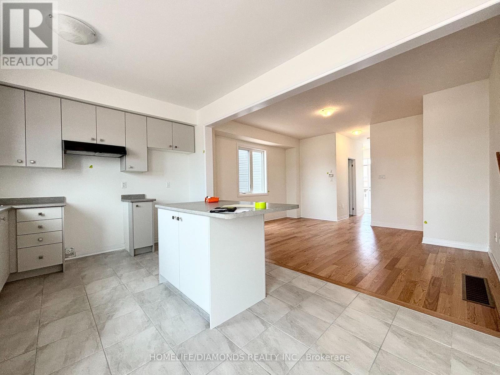 132 Port Crescent, Welland, Ontario  L3B 0N2 - Photo 3 - X12562858