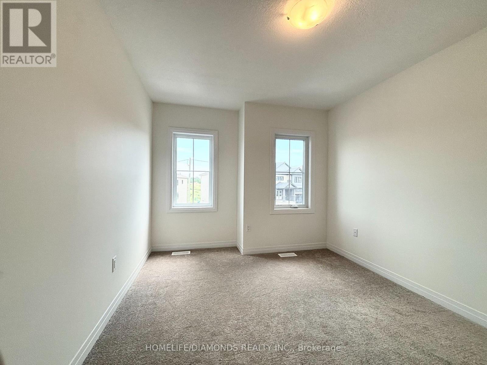 132 Port Crescent, Welland, Ontario  L3B 0N2 - Photo 4 - X12562858