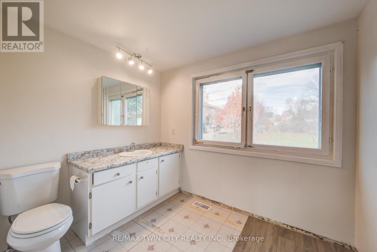 66 Charles Best Place, Kitchener, Ontario  N2M 5A3 - Photo 34 - X12562908