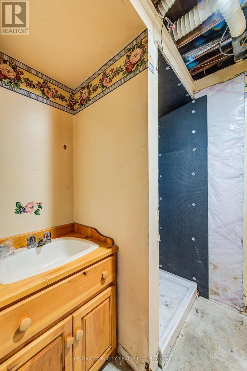 66 Charles Best Place, Kitchener, Ontario  N2M 5A3 - Photo 36 - X12562908