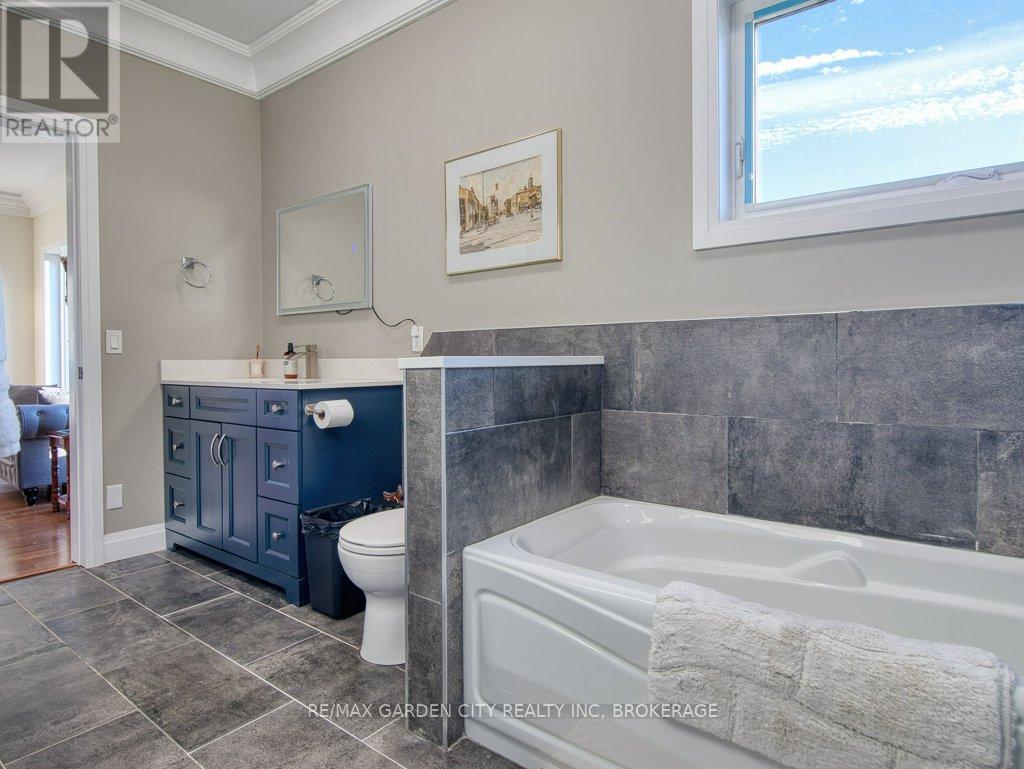 2400 Effingham Street, Pelham, Ontario  L0S 1C0 - Photo 10 - X12563130