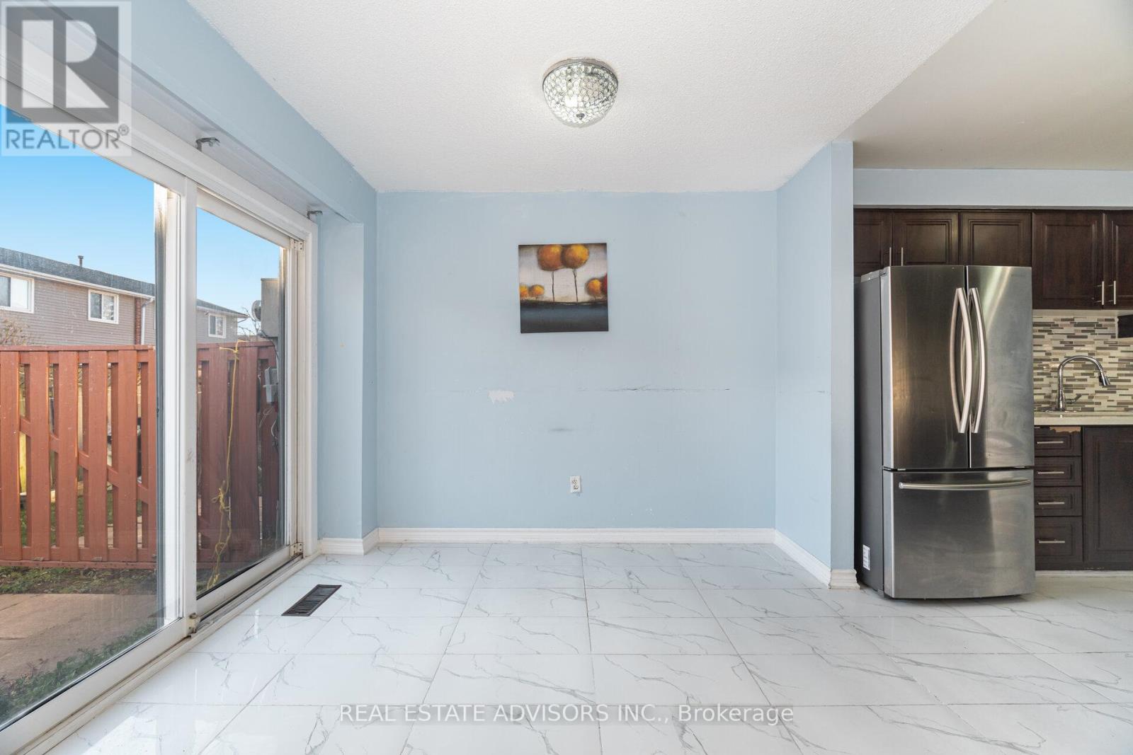 58 - 58 Carisbrooke Court, Brampton, Ontario  L6S 3K1 - Photo 7 - W12560620