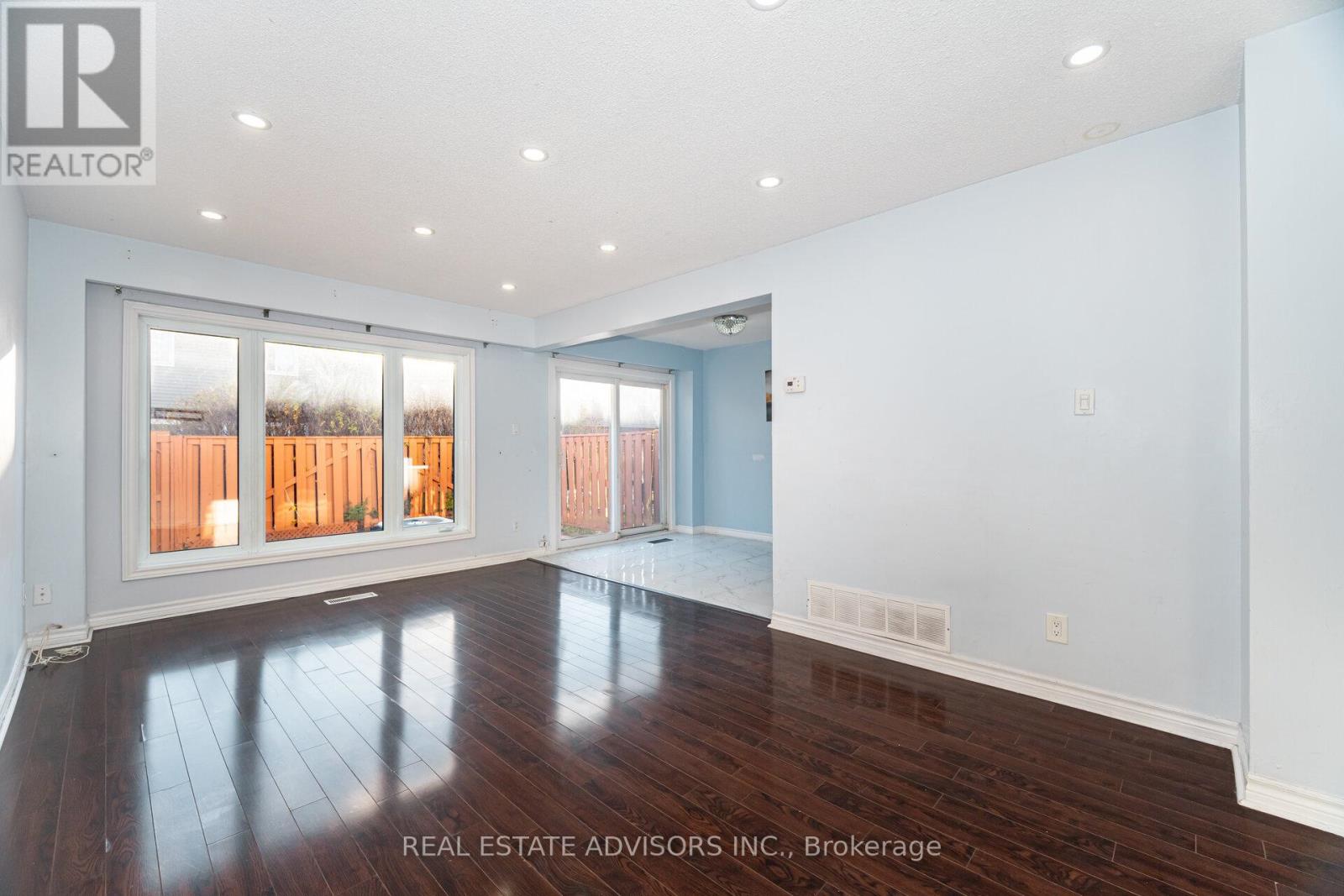 58 - 58 Carisbrooke Court, Brampton, Ontario  L6S 3K1 - Photo 4 - W12560620