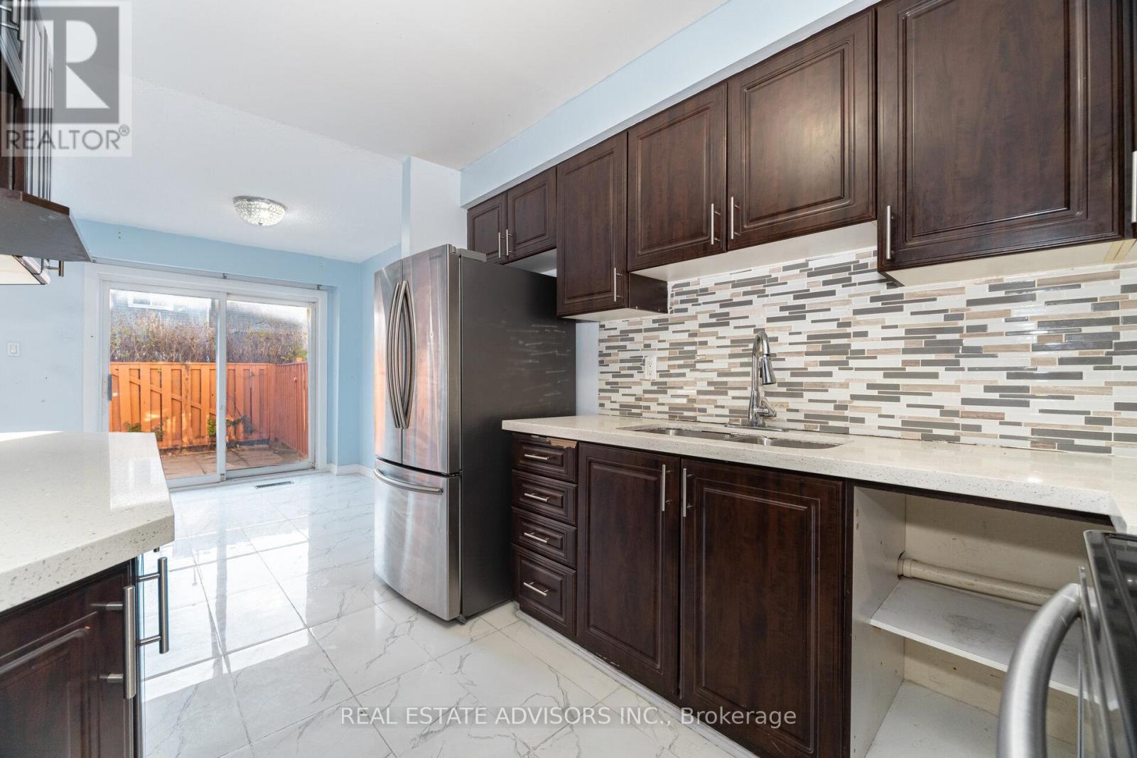 58 - 58 Carisbrooke Court, Brampton, Ontario  L6S 3K1 - Photo 8 - W12560620