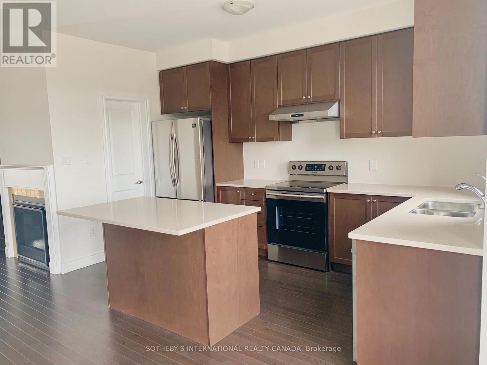 10 Oakmore Lane, Brampton, Ontario  L6Y 6H5 - Photo 5 - W12533720