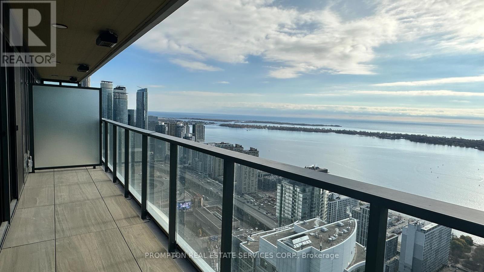 5811 - 3 Concord Cityplace Way, Toronto, Ontario  M5V 0X4 - Photo 4 - C12563090