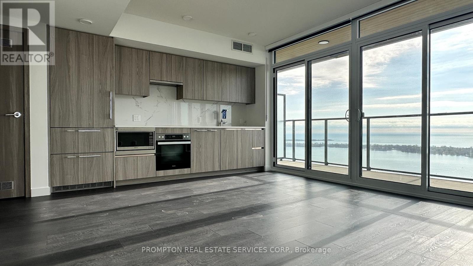 5811 - 3 Concord Cityplace Way, Toronto, Ontario  M5V 0X4 - Photo 6 - C12563090