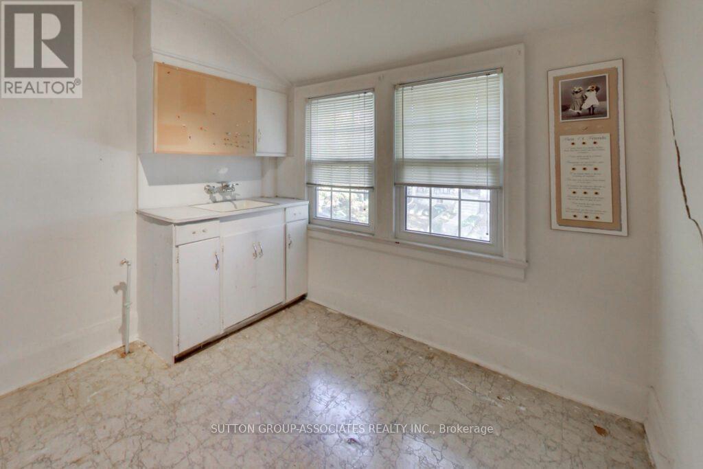 66 Appleton Avenue, Toronto, Ontario  M6E 3A5 - Photo 19 - C12563094