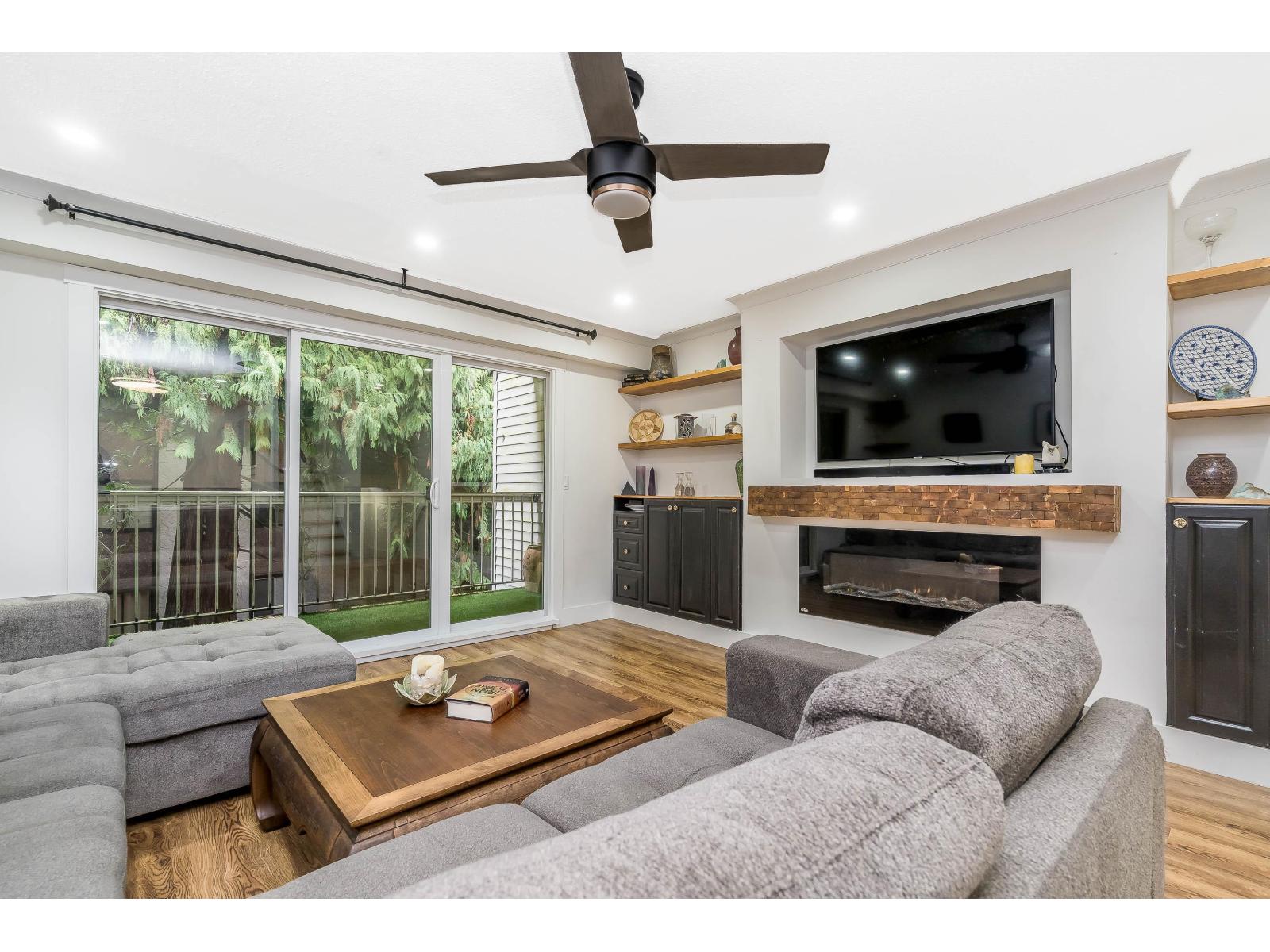 17 33293 E Bourquin Crescent, Abbotsford, British Columbia  V2S 1Y2 - Photo 1 - R3068374