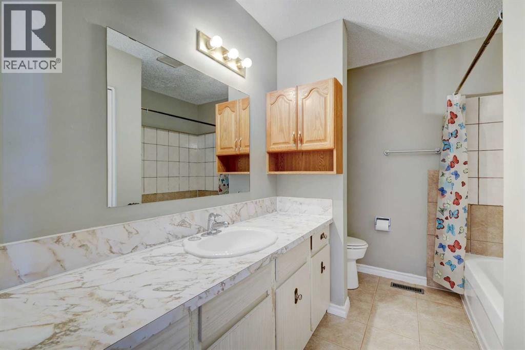 146 Dovertree Place Se, Calgary, Alberta  T2B 2K3 - Photo 6 - A2271840