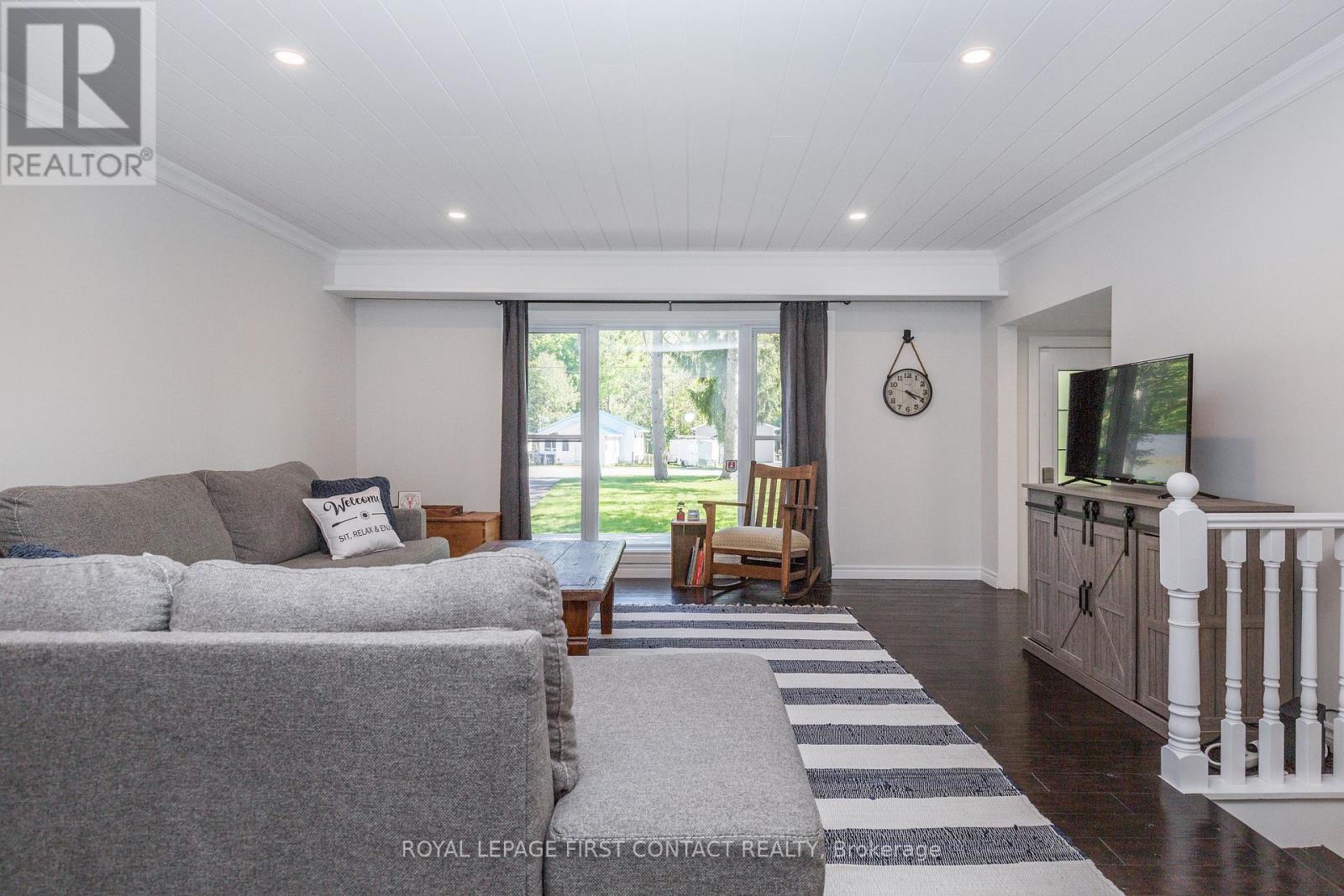 11 Broad Street, Penetanguishene, Ontario  L9M 1E9 - Photo 10 - S12563122