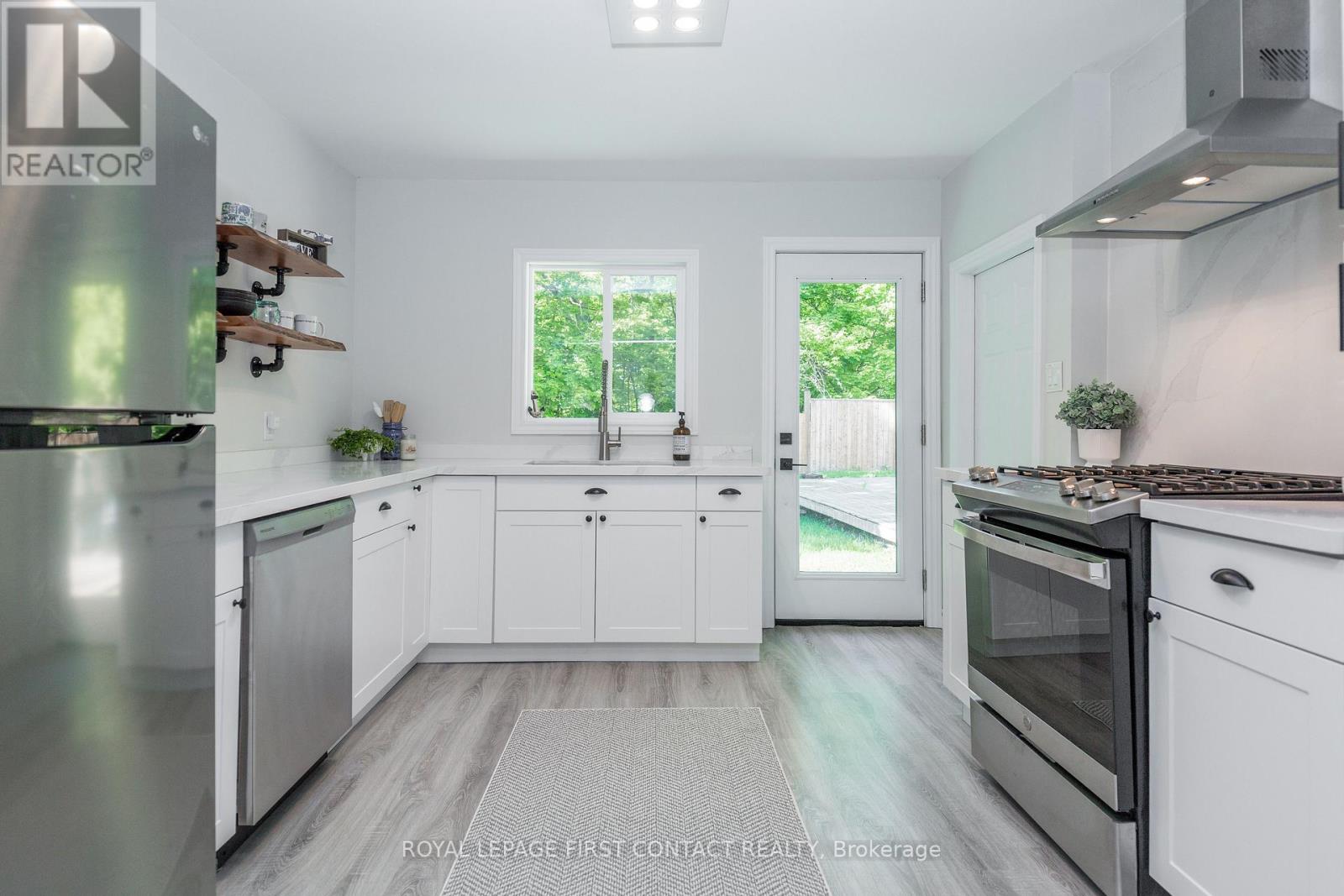 11 Broad Street, Penetanguishene, Ontario  L9M 1E9 - Photo 17 - S12563122