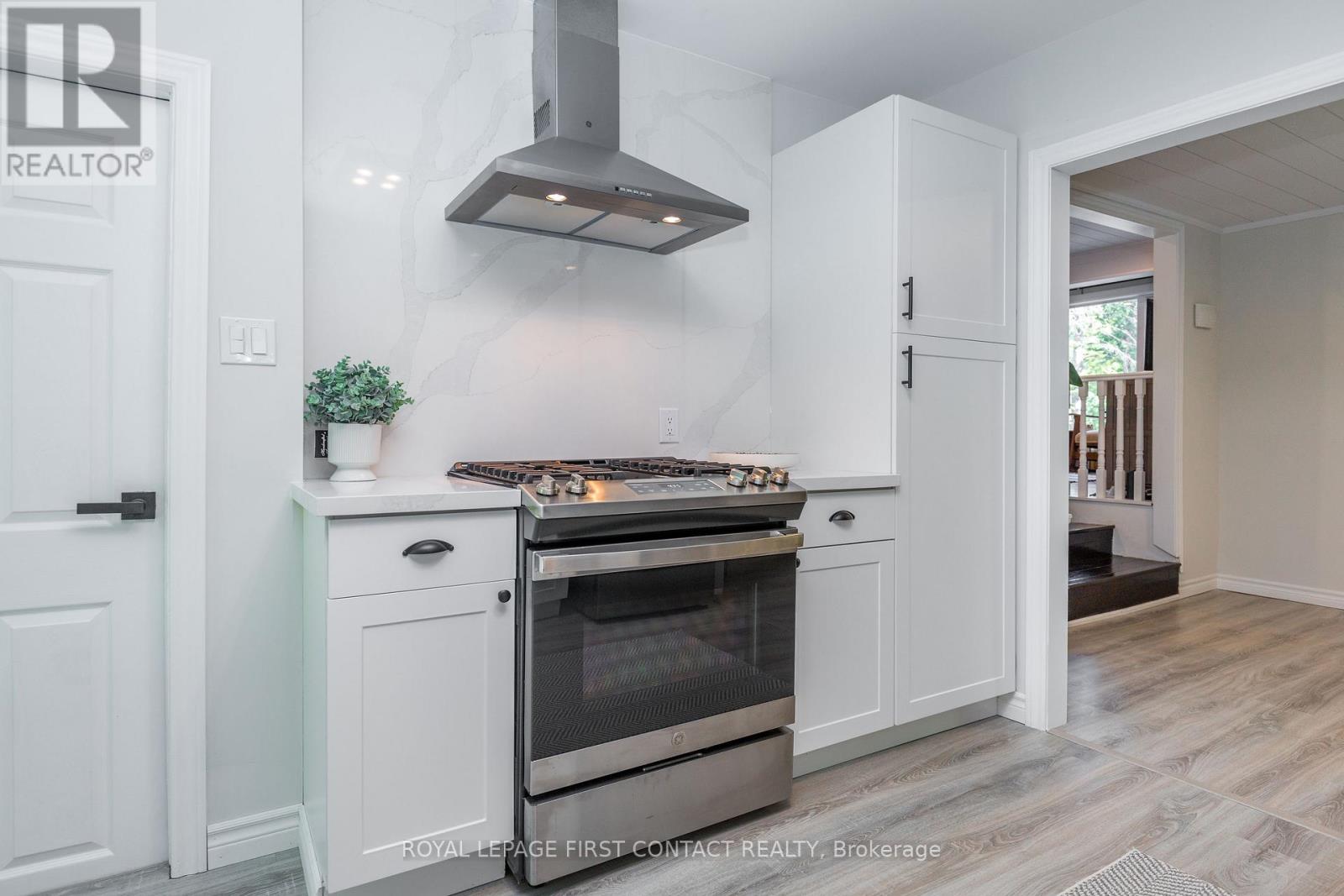 11 Broad Street, Penetanguishene, Ontario  L9M 1E9 - Photo 18 - S12563122