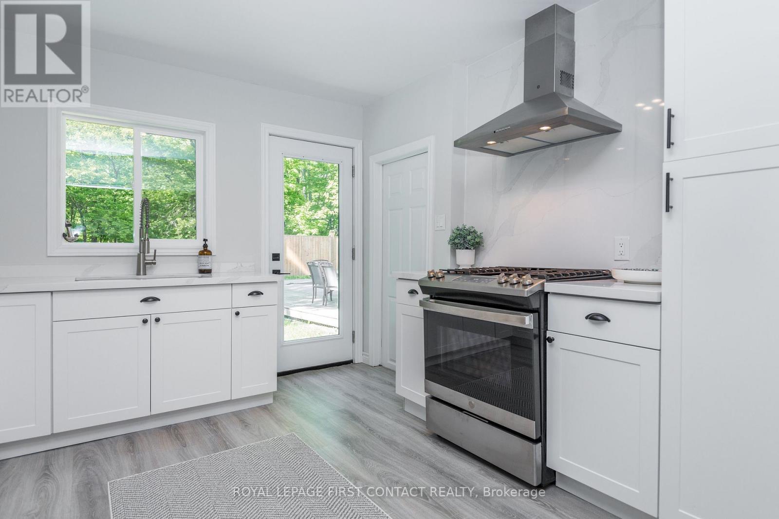 11 Broad Street, Penetanguishene, Ontario  L9M 1E9 - Photo 19 - S12563122