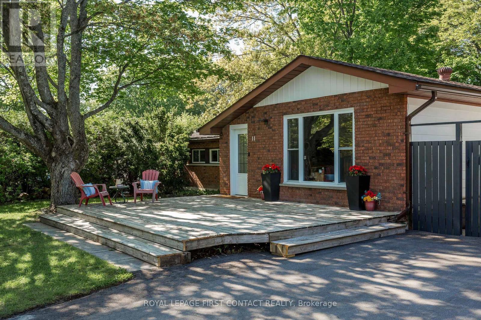 11 Broad Street, Penetanguishene, Ontario  L9M 1E9 - Photo 3 - S12563122