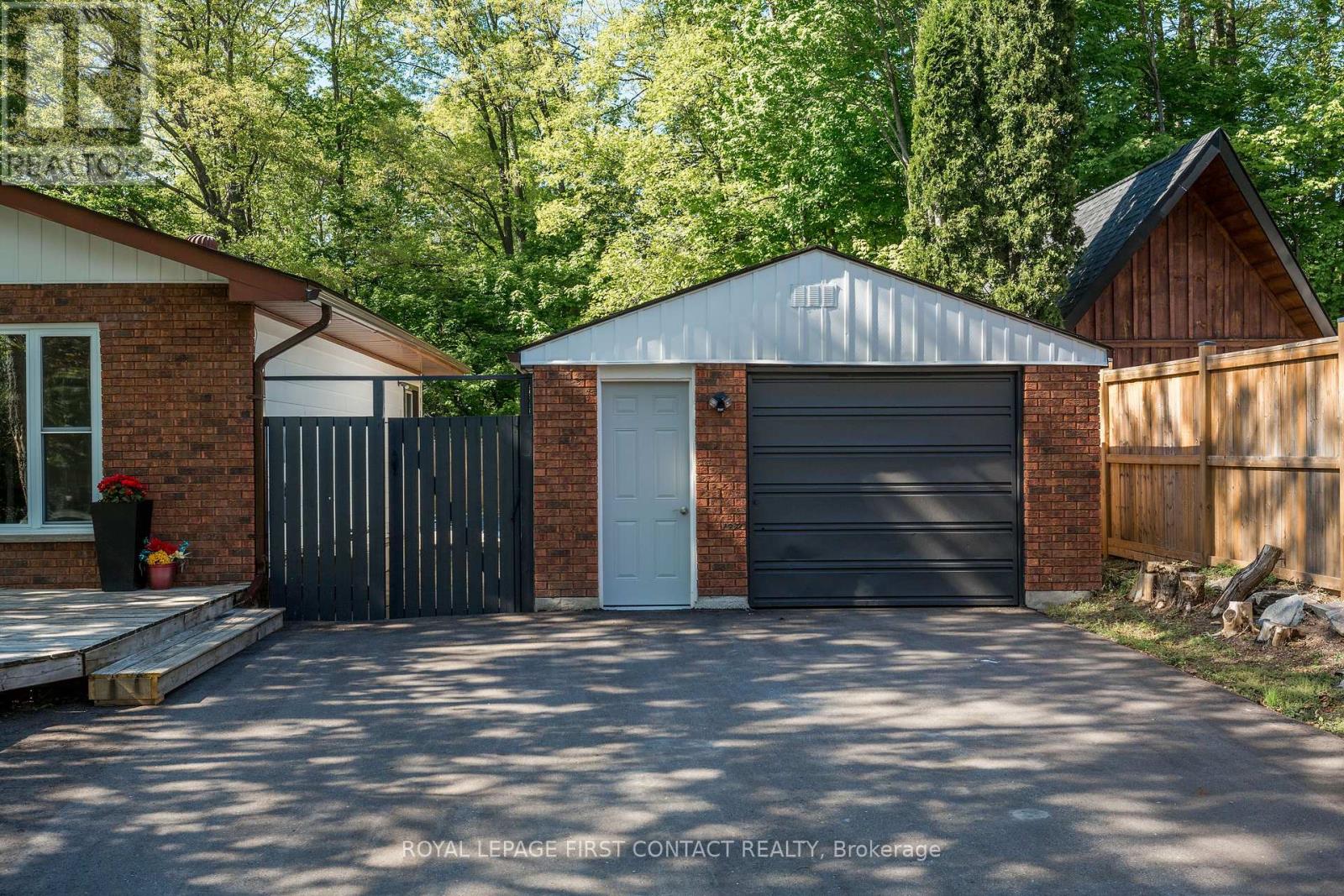 11 Broad Street, Penetanguishene, Ontario  L9M 1E9 - Photo 4 - S12563122