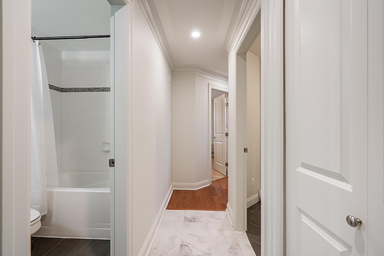 302 15389 Roper Avenue, White Rock, British Columbia  V4B 2S8 - Photo 5 - R3068358
