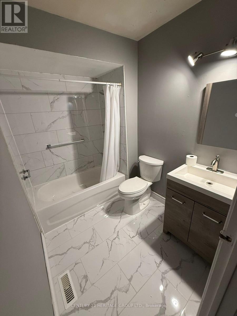 Main - 32 Histon Crescent, Brampton, Ontario  L6V 3R1 - Photo 3 - W12562980