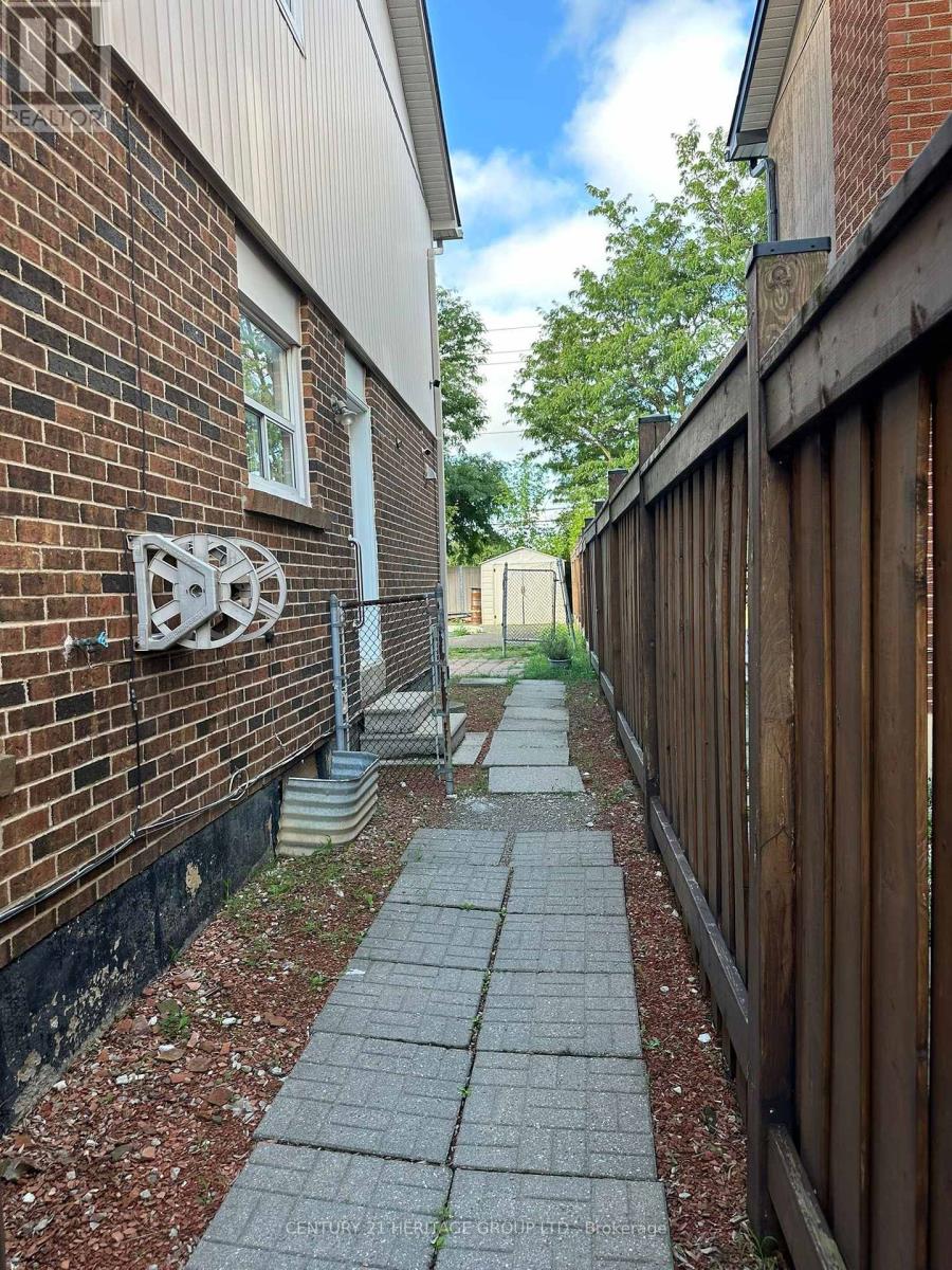 Main - 32 Histon Crescent, Brampton, Ontario  L6V 3R1 - Photo 6 - W12562980