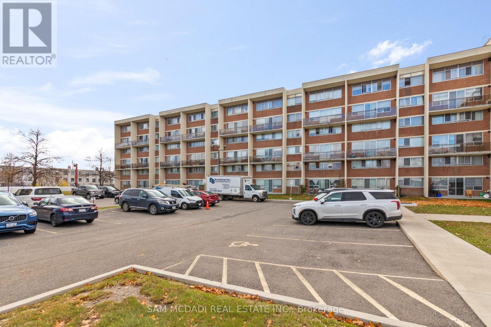 211 - 1050 Stainton Drive, Mississauga, Ontario  L5C 2T7 - Photo 2 - W12563042