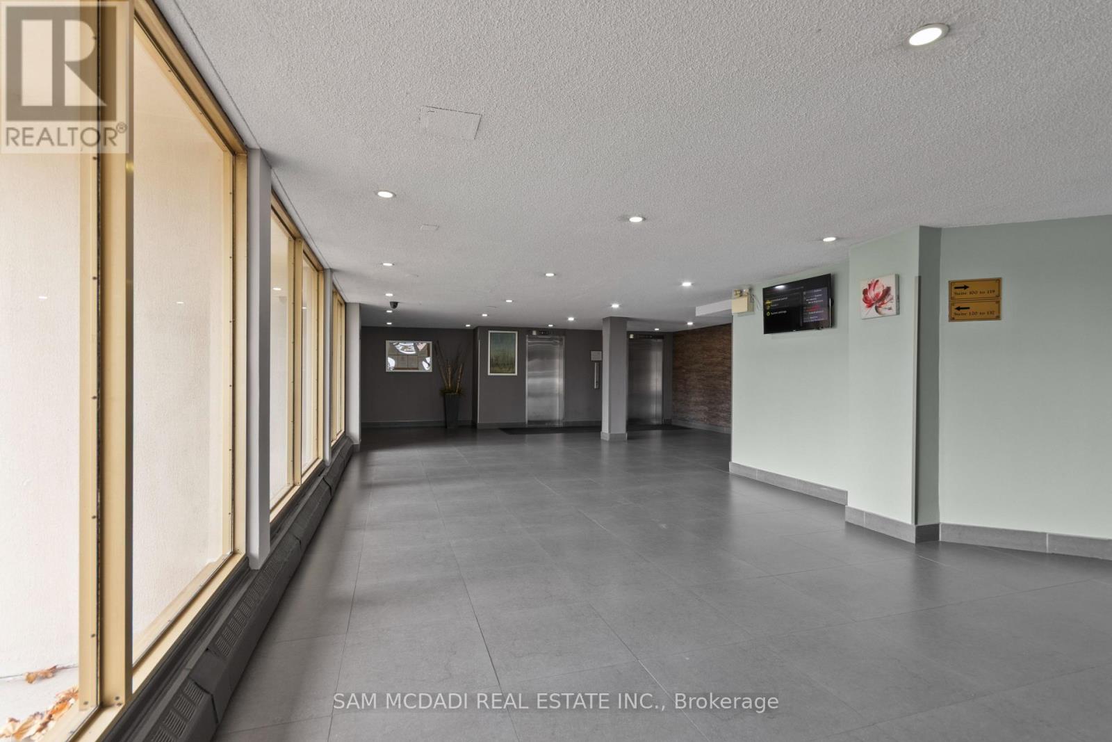 211 - 1050 Stainton Drive, Mississauga, Ontario  L5C 2T7 - Photo 4 - W12563042