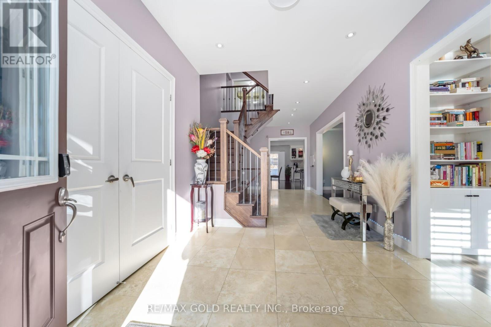 6 Ayrshire Court, Brampton, Ontario  L6Z 0G6 - Photo 5 - W12563064