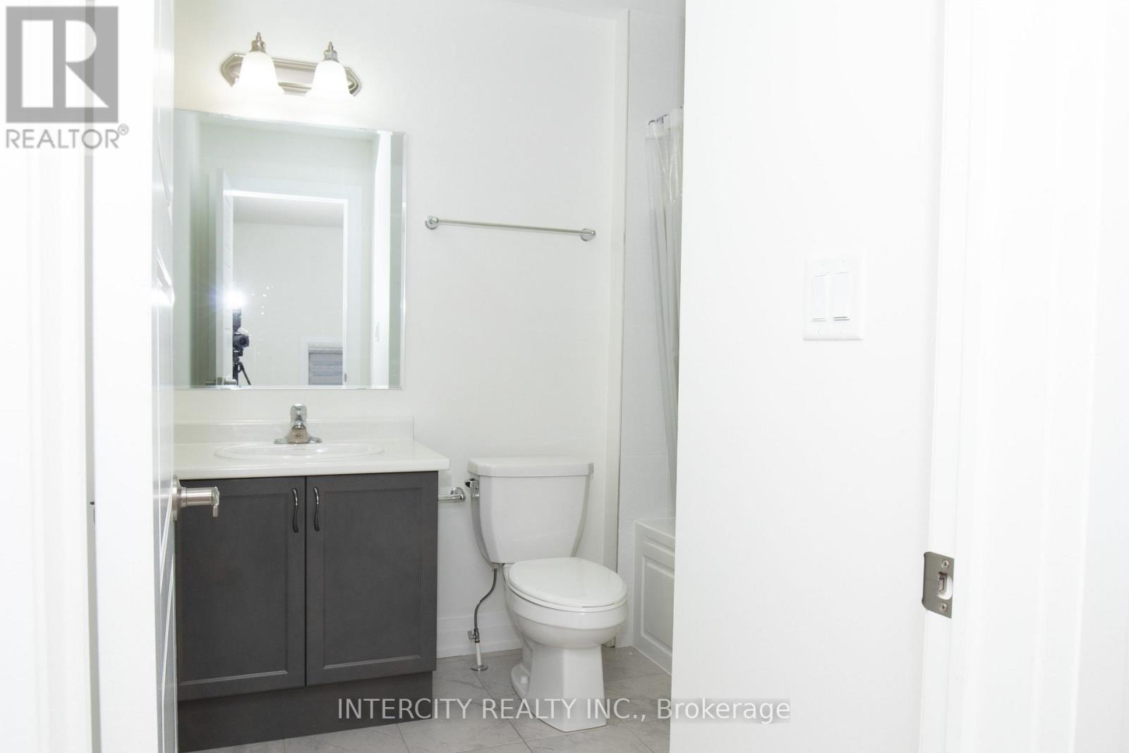 39 Divers Road, Brampton, Ontario  L7A 5C8 - Photo 15 - W12563154